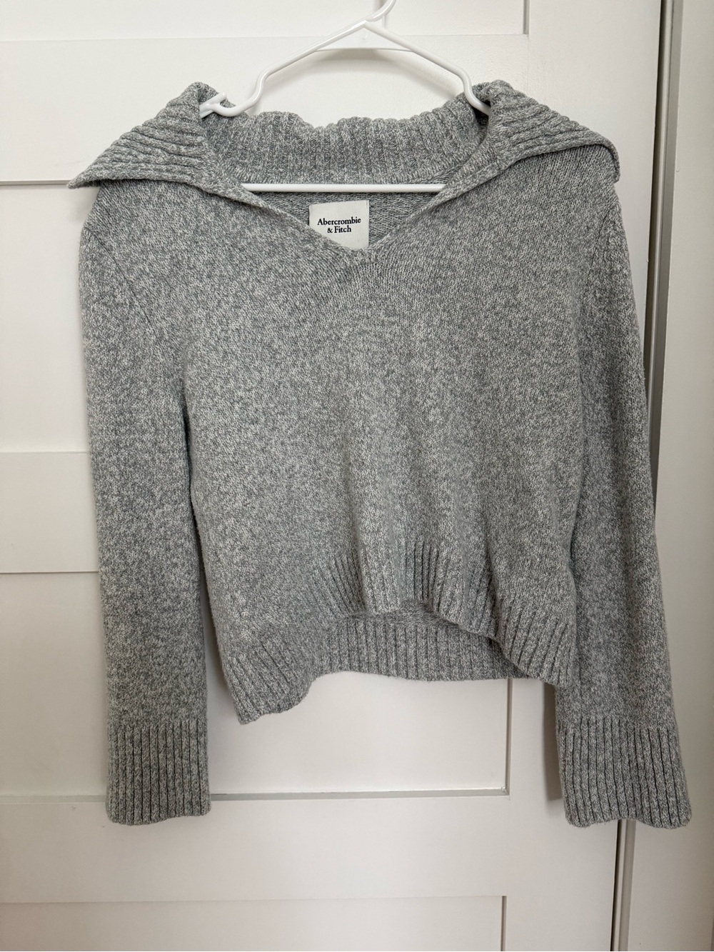 Abercrombie & Fitch Women's Light Gray V-Neck Hooded Knit Sweater